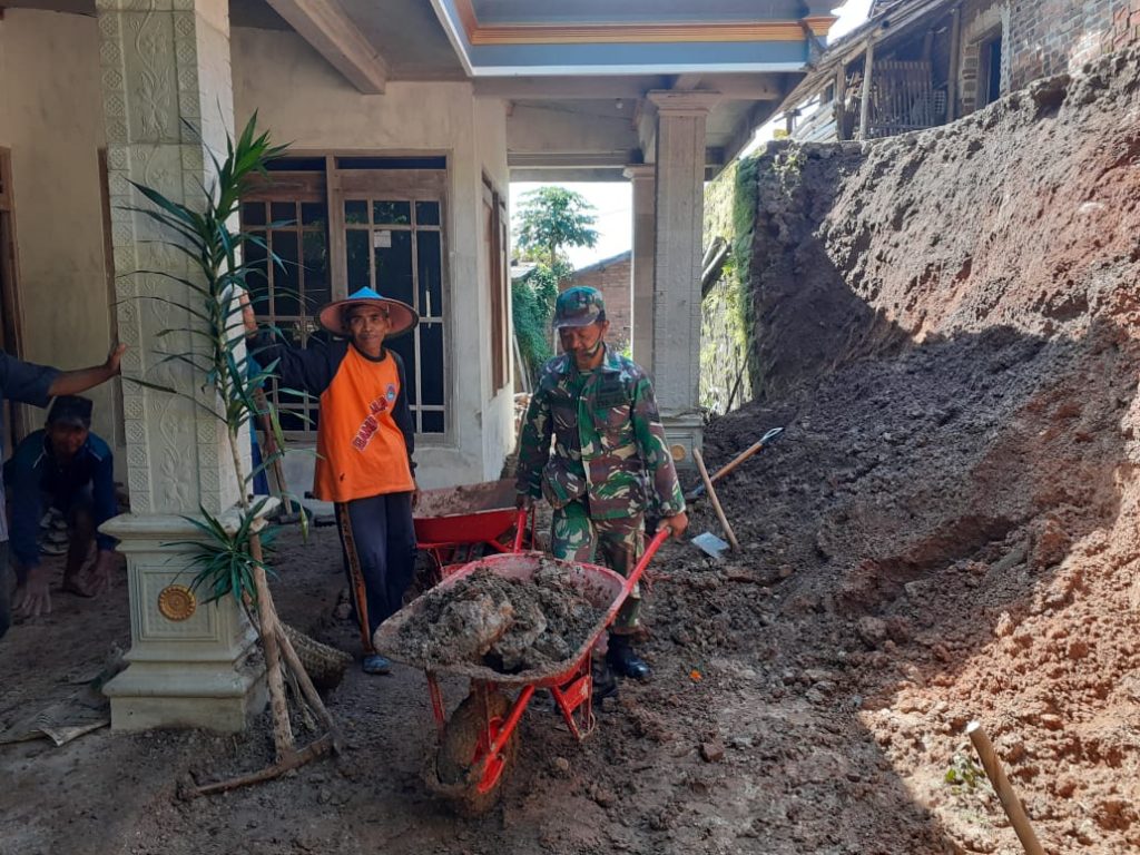 Pasca Hujan Lebat, Babinsa Bersama Warga Gotong Royong Bersihkan ...