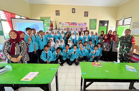 Danpos Koramil 0804/08 Barat Beri Materi Kepemimpinan Siswa SMPN 1 Kartoharjo